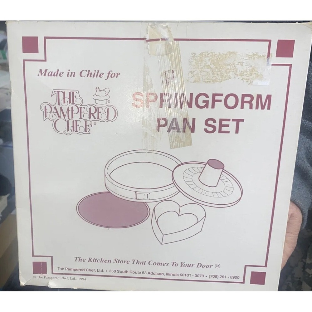 New The Pampered Chef 9" Springform Pan Set Heart Shaped Insert